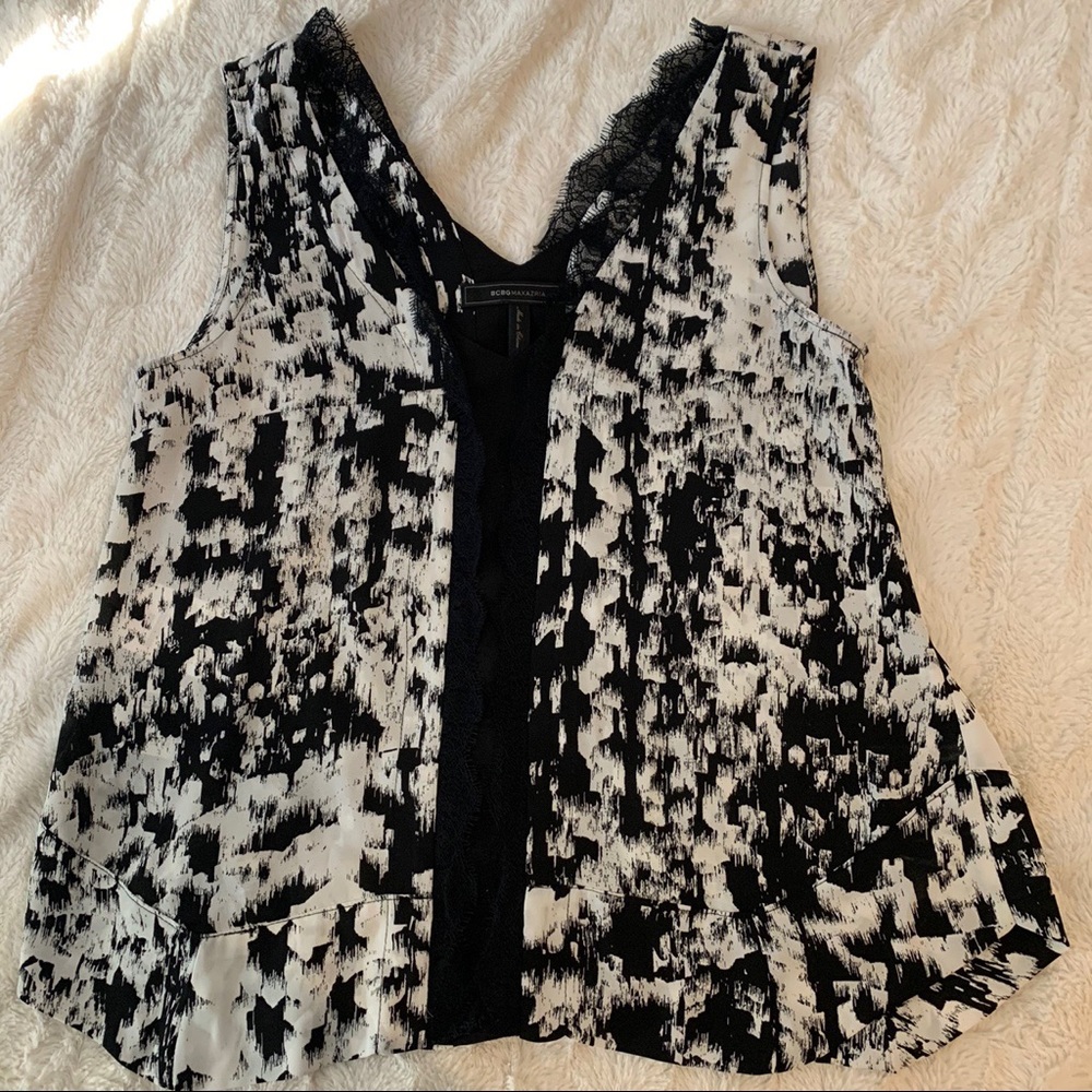 ⭐️BCBGMAXAZRIA printed blouse⭐️